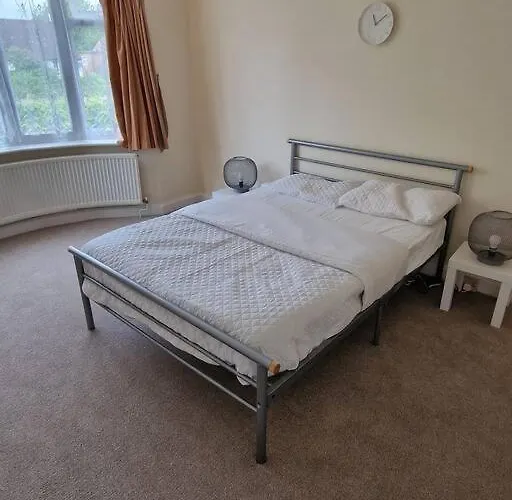 Lovely 2 Bedroom Bungalow !