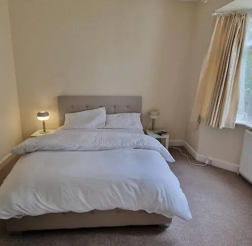 Lovely 2 Bedroom Bungalow !